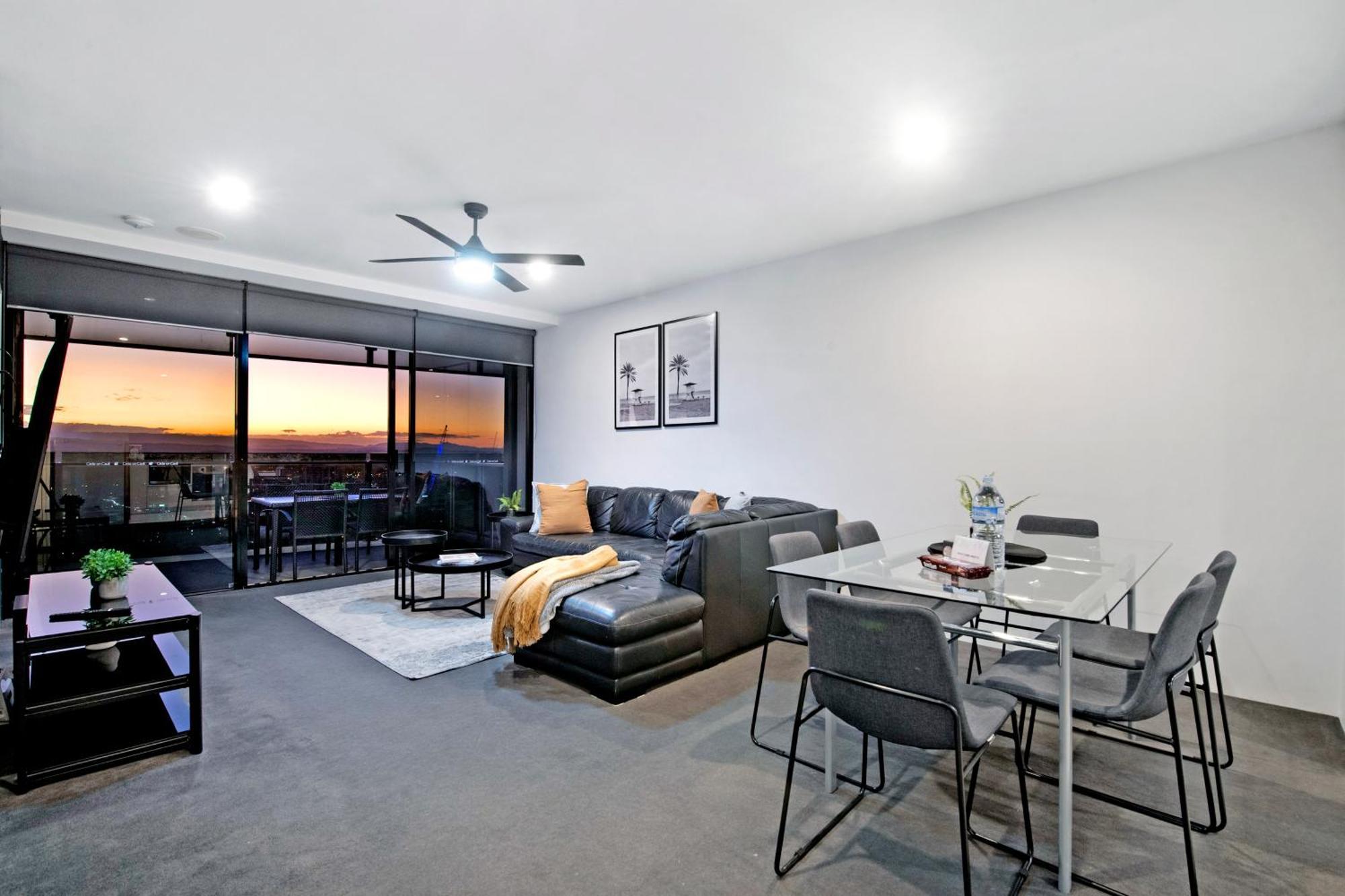 Circle On Cavill - Self Contained & Privately Managed Apartments - Wow Stay Голд-Кост Екстер'єр фото