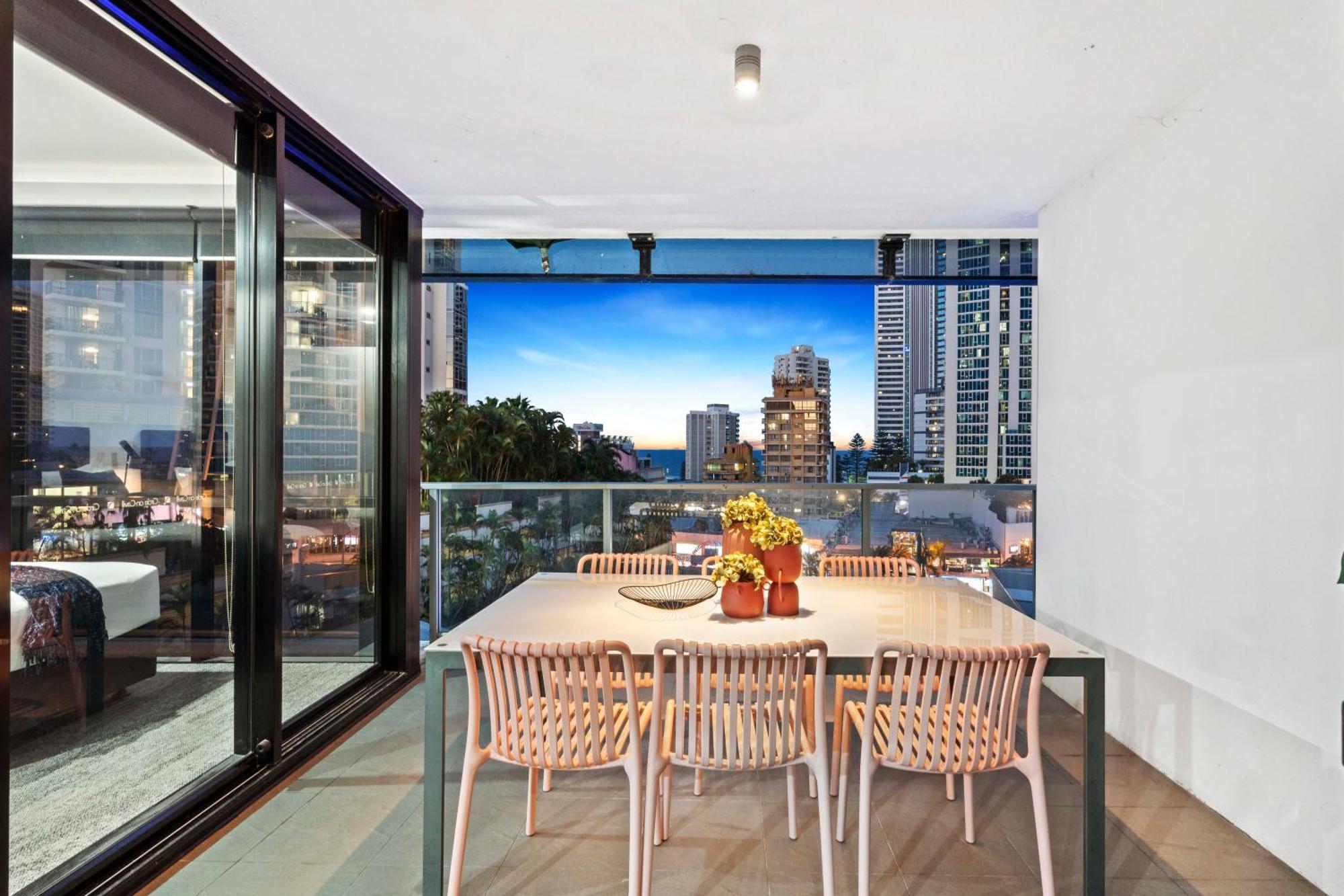 Circle On Cavill - Self Contained & Privately Managed Apartments - Wow Stay Голд-Кост Екстер'єр фото