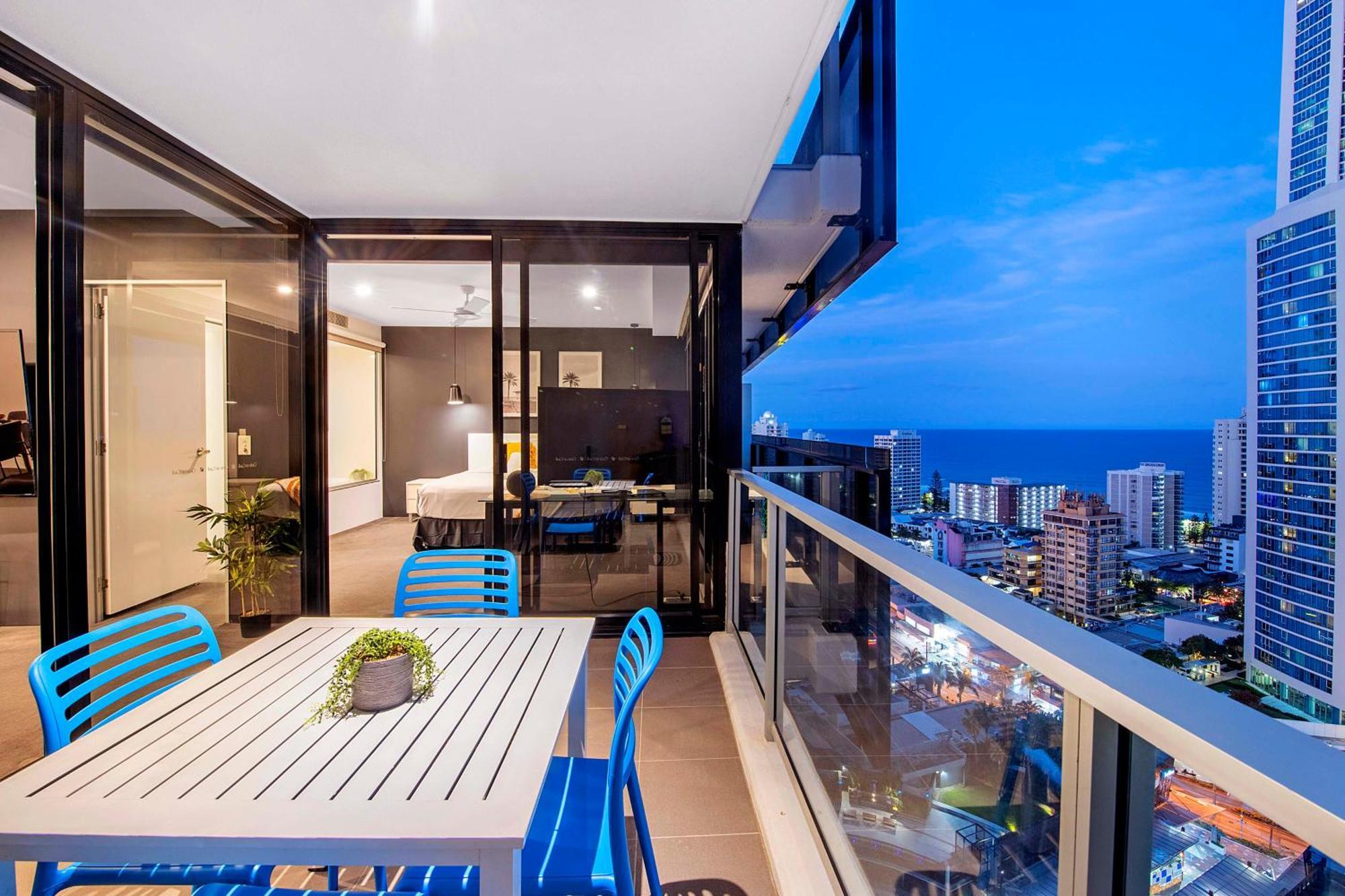 Circle On Cavill - Self Contained & Privately Managed Apartments - Wow Stay Голд-Кост Екстер'єр фото