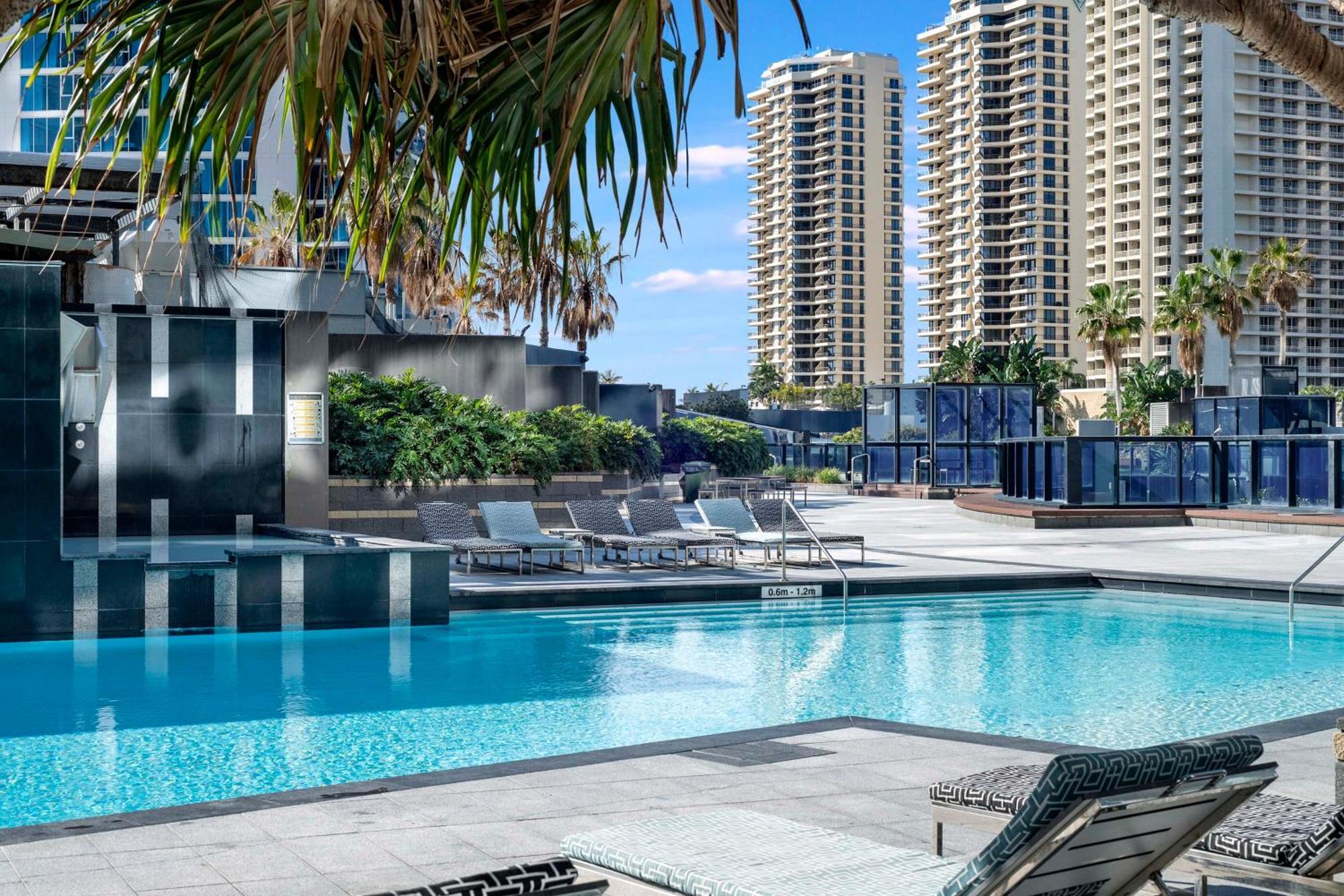 Circle On Cavill - Self Contained & Privately Managed Apartments - Wow Stay Голд-Кост Екстер'єр фото