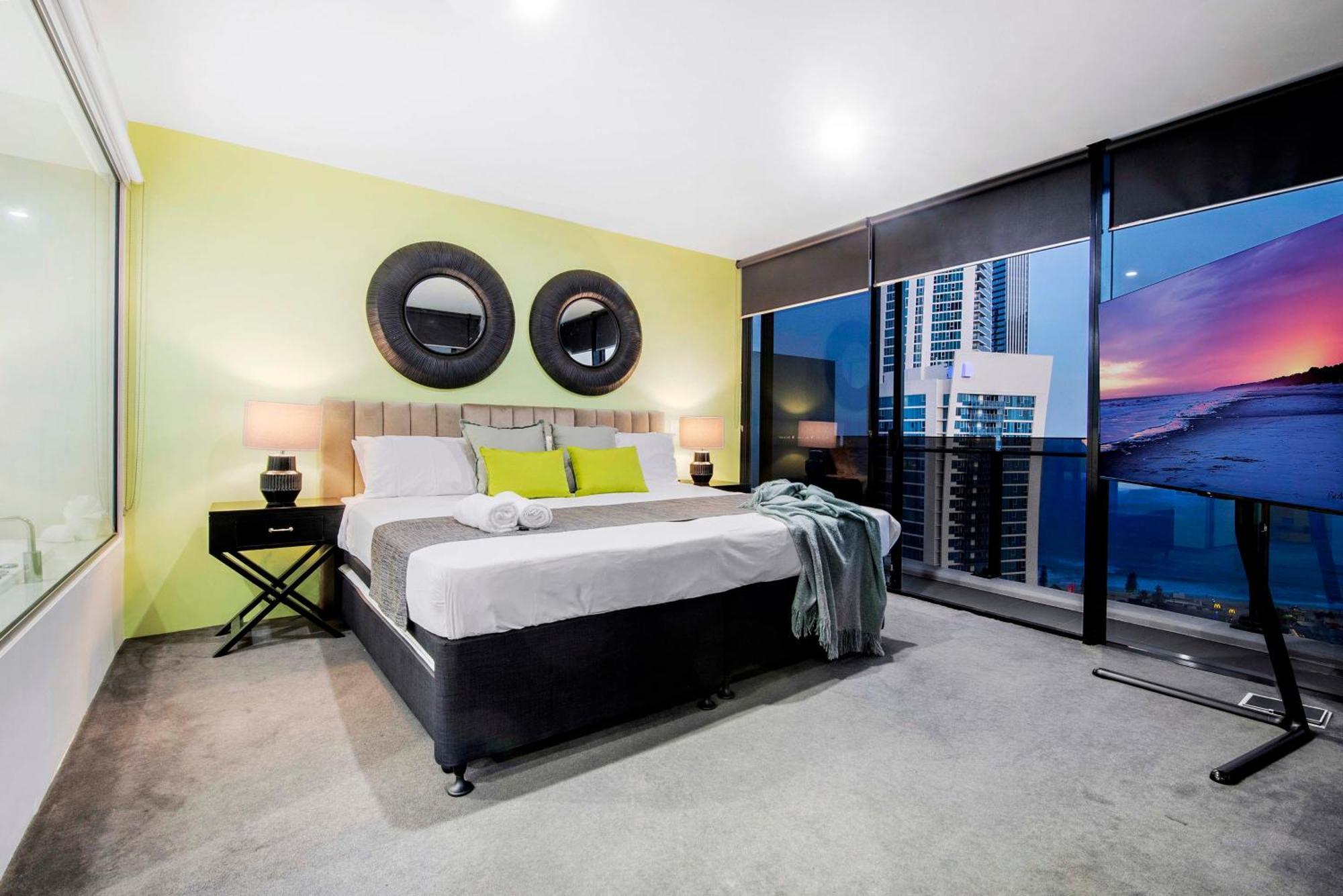 Circle On Cavill - Self Contained & Privately Managed Apartments - Wow Stay Голд-Кост Екстер'єр фото