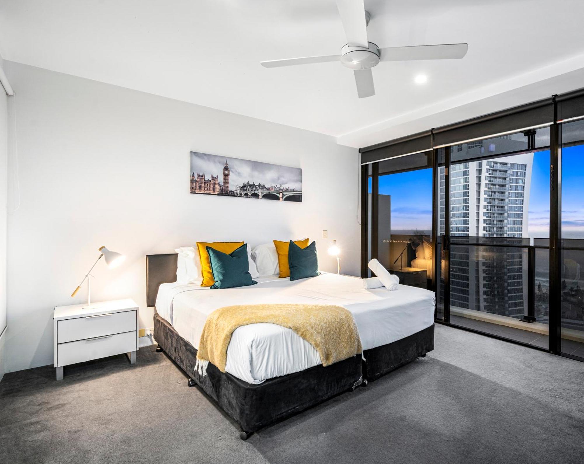 Circle On Cavill - Self Contained & Privately Managed Apartments - Wow Stay Голд-Кост Екстер'єр фото